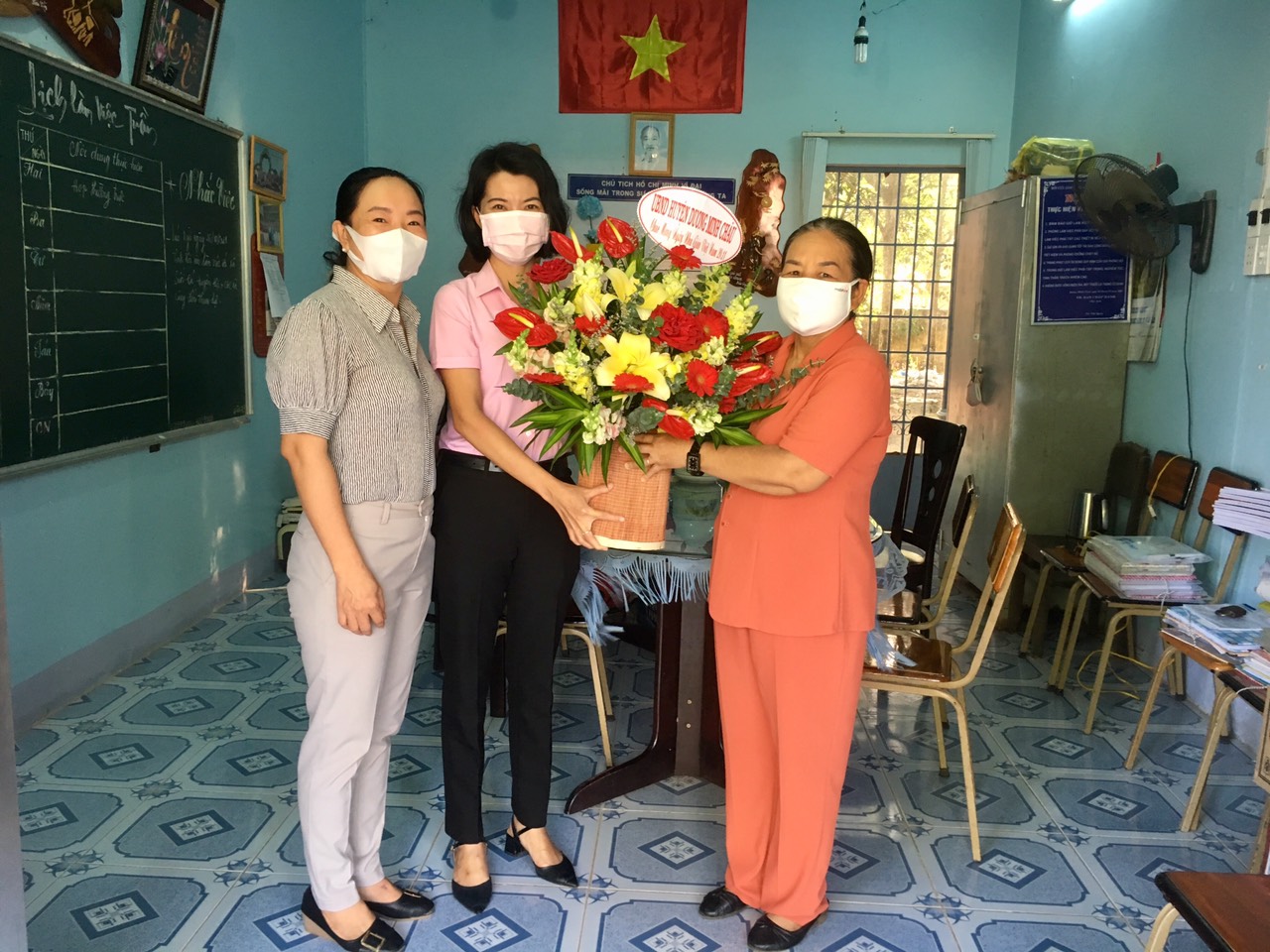 Lãnh đạo huyện Dương Minh Châu  thăm chúc mừng ngày Nhà giáo Việt Nam